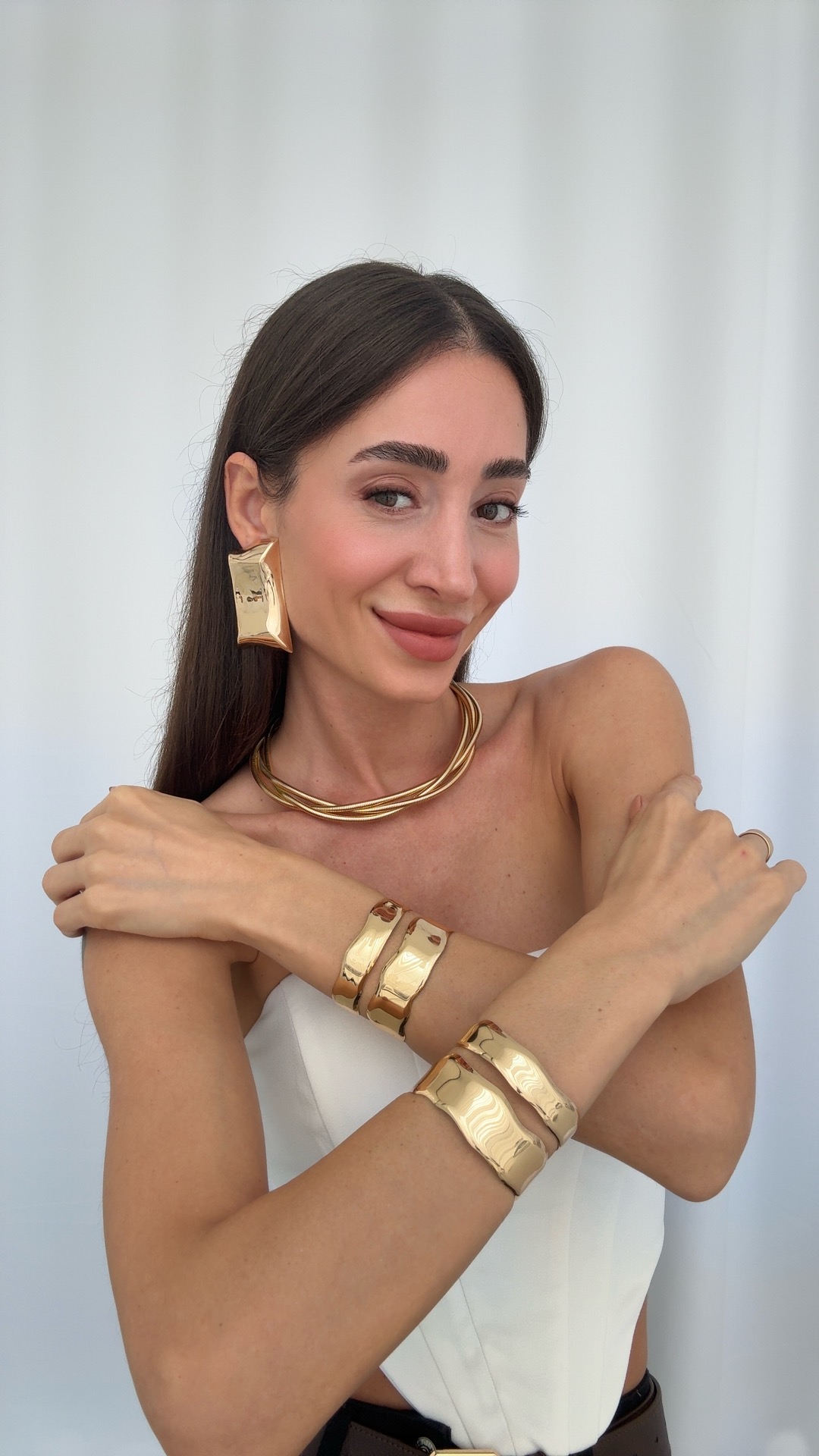 MAKSİ BOY SOYUT KÜPE, ÜÇLÜ SARMAL KOLYE VE SOYUT BİLEKLİK KOMBİNİ