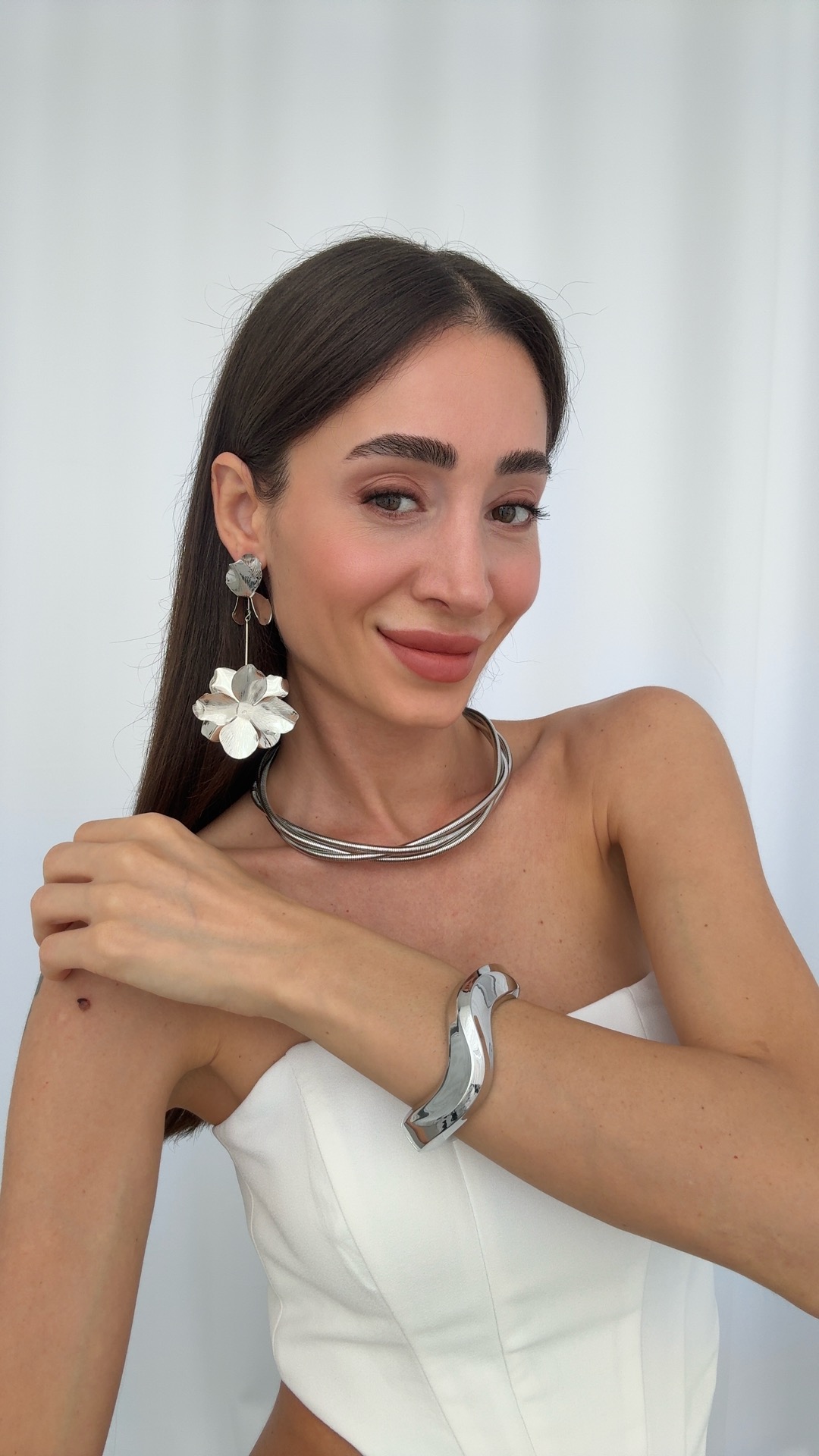 GÜMÜŞ ÜÇLÜ SARMAL KOLYE, KIVRIMLI KALIN KELEPÇE VE KÜPE KOMBİNLERİ