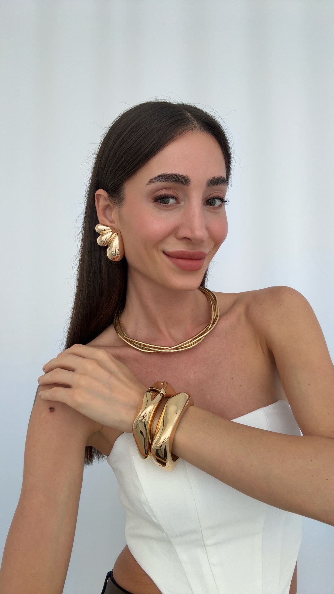 MAKSİ BOY ÜÇLÜ DAMLA KÜPE, ÜÇLÜ SARMAL KOLYE VE KALIN KELEPÇE KOMBİNİ