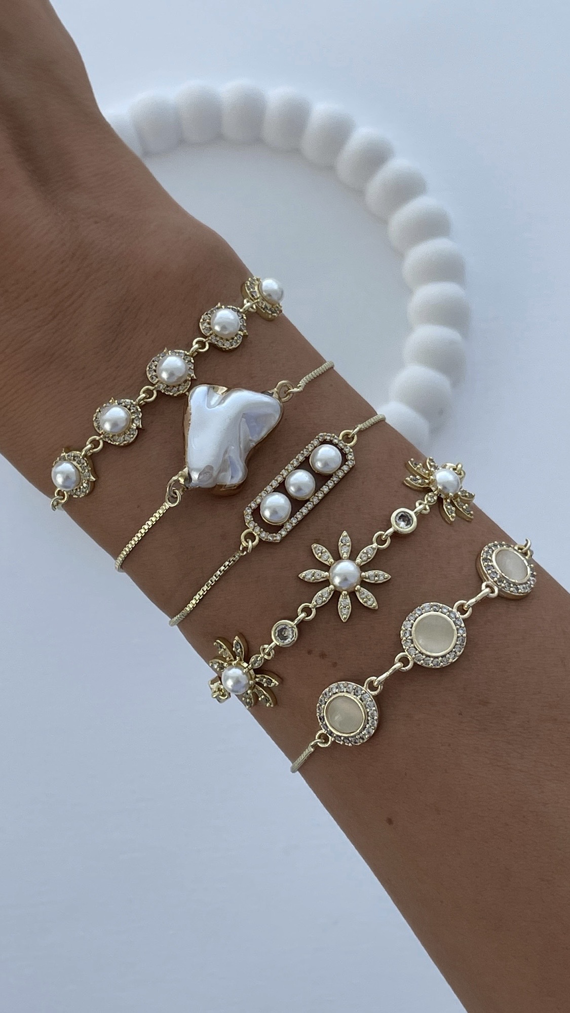 ZİRKON TAŞLI İNCİVE SEDEF DETAYLI ASANSÖRLÜ BİLEKLİK KOMBİNİ