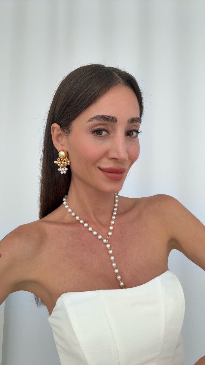 ÖNDEN KAPAMALI UZUN İNCİ Y KOLYE VE İNCİLİ KÜPE KOMBİNLERİ