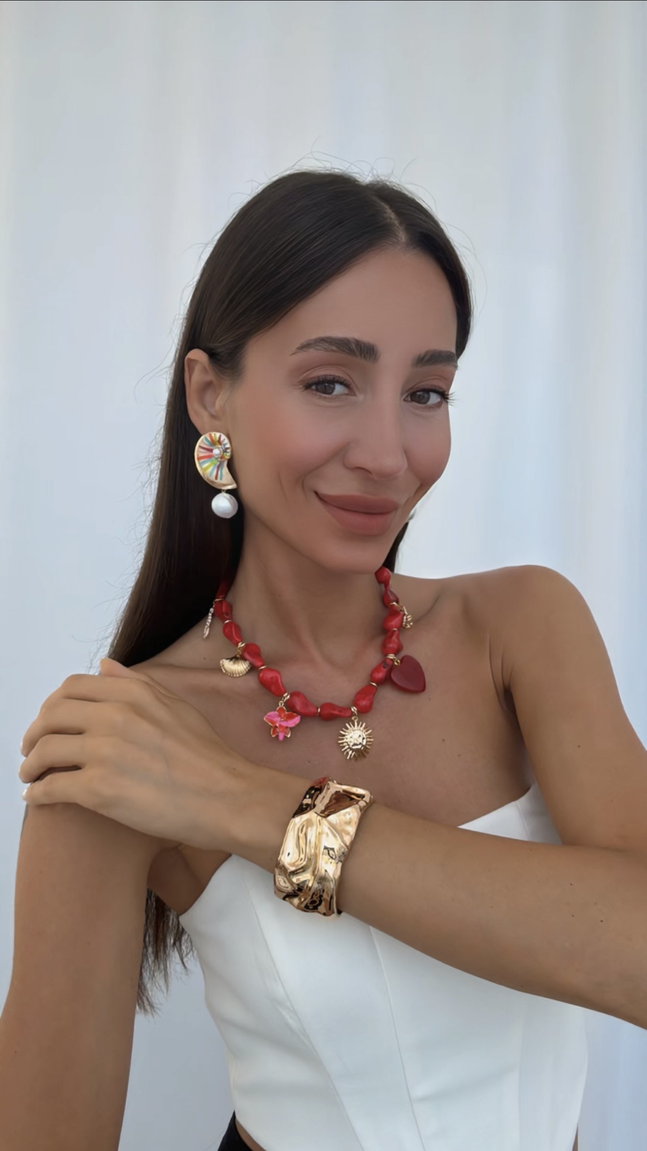 RENKLİ CHARM DETAY BAROK BONCUK KOLYE VE DENİZ KABUĞU KÜPE KOMBİNLERİ