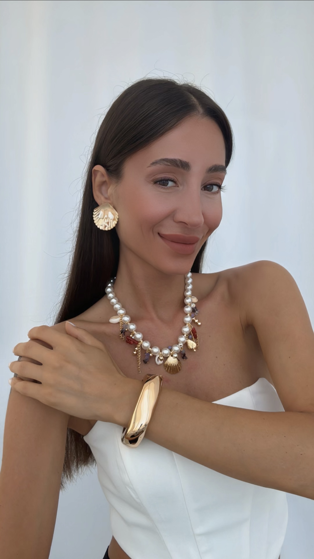 CHARMLI VE SALLANTILI ZİNCİR DETAY İNCİ KOLYE VE KÜPE KOMBİNİ