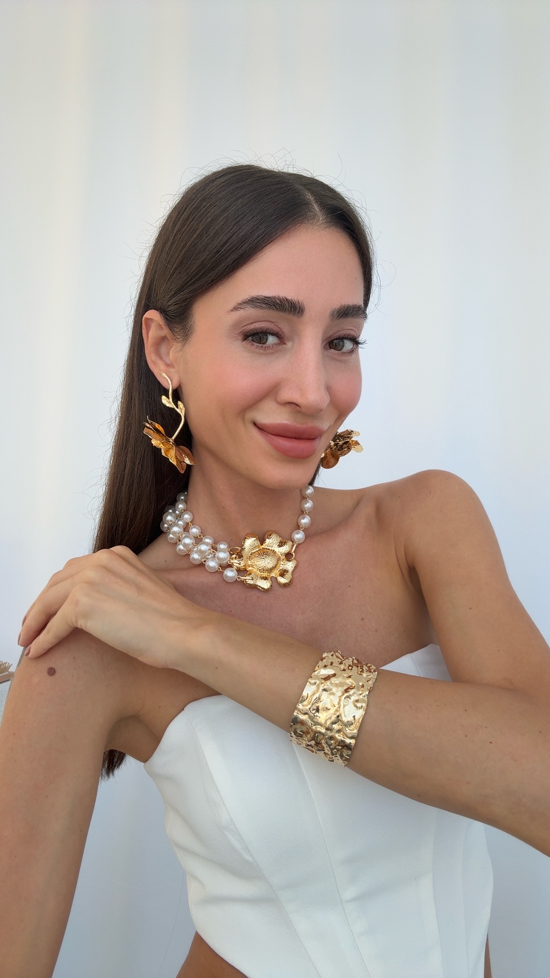 ZR MAKSİ BOY ÇİÇEK KÜPE, İNCİ ÇİÇEK CHOKER KOLYE VE DESENLİ BİLEKLİK KOMBİNİ