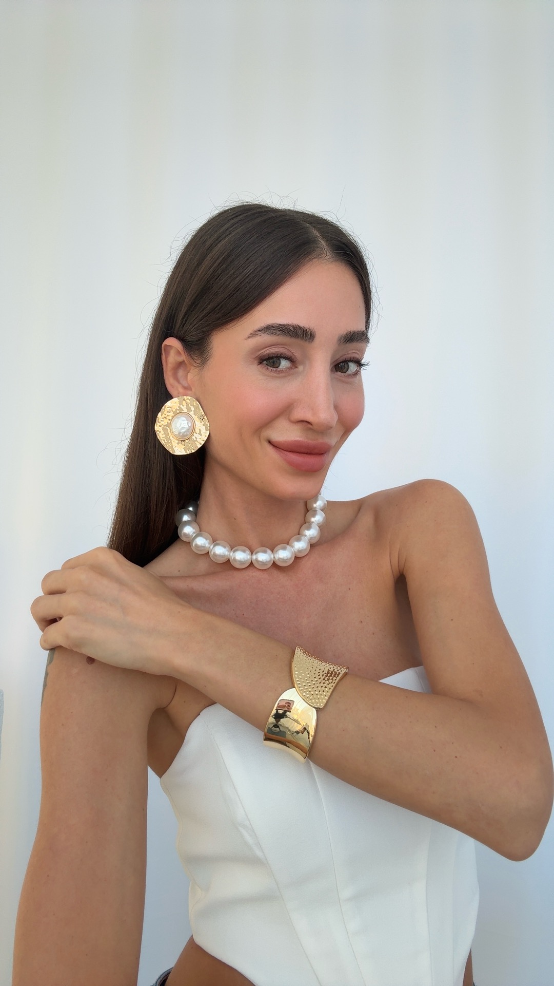 DESENLİ İNCİ DETAY KÜPELERLE, İNCİ CHOKER VE DESENLİ KELEPÇE BİLEKLİK KOMBİNLERİ