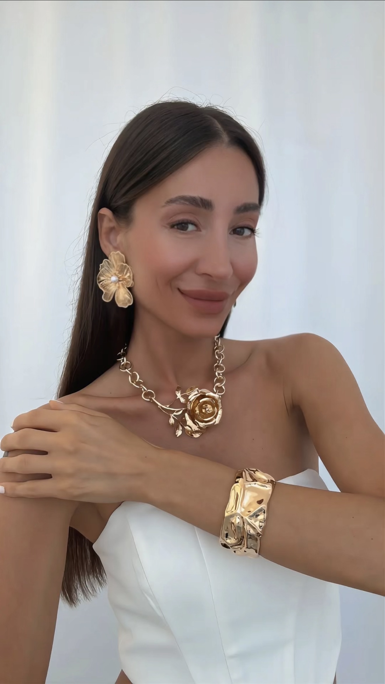 MARKA GÜL KOLYE VE İNCİLİ TEL ÇİÇEK KÜPE KOMBİNİ