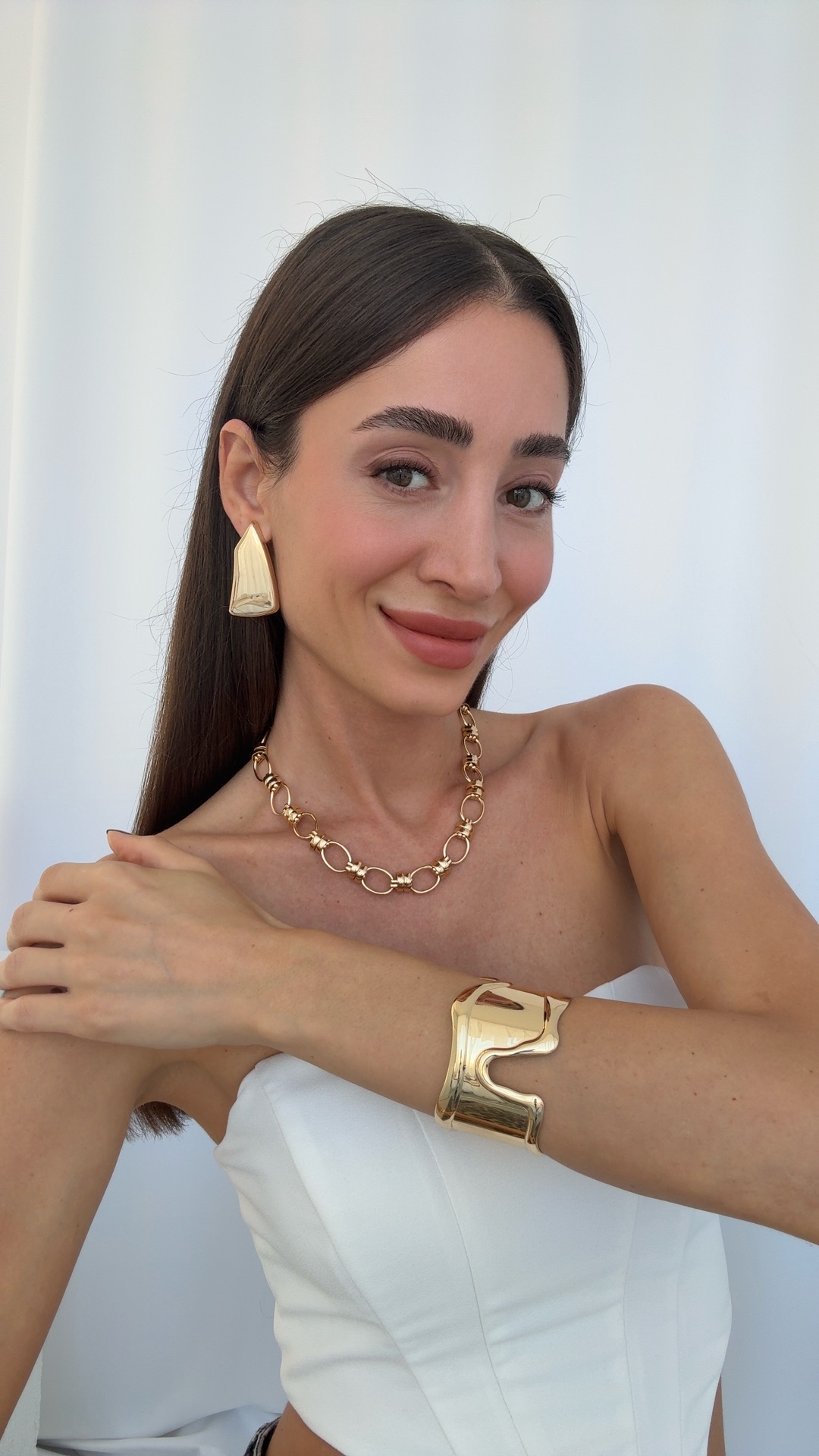 GOLD PLAKA KÜPELER, OVAL ZİNCİR KOLYE VE SOYUT TASARIM BİLEKLİK KOMBİNLERİ