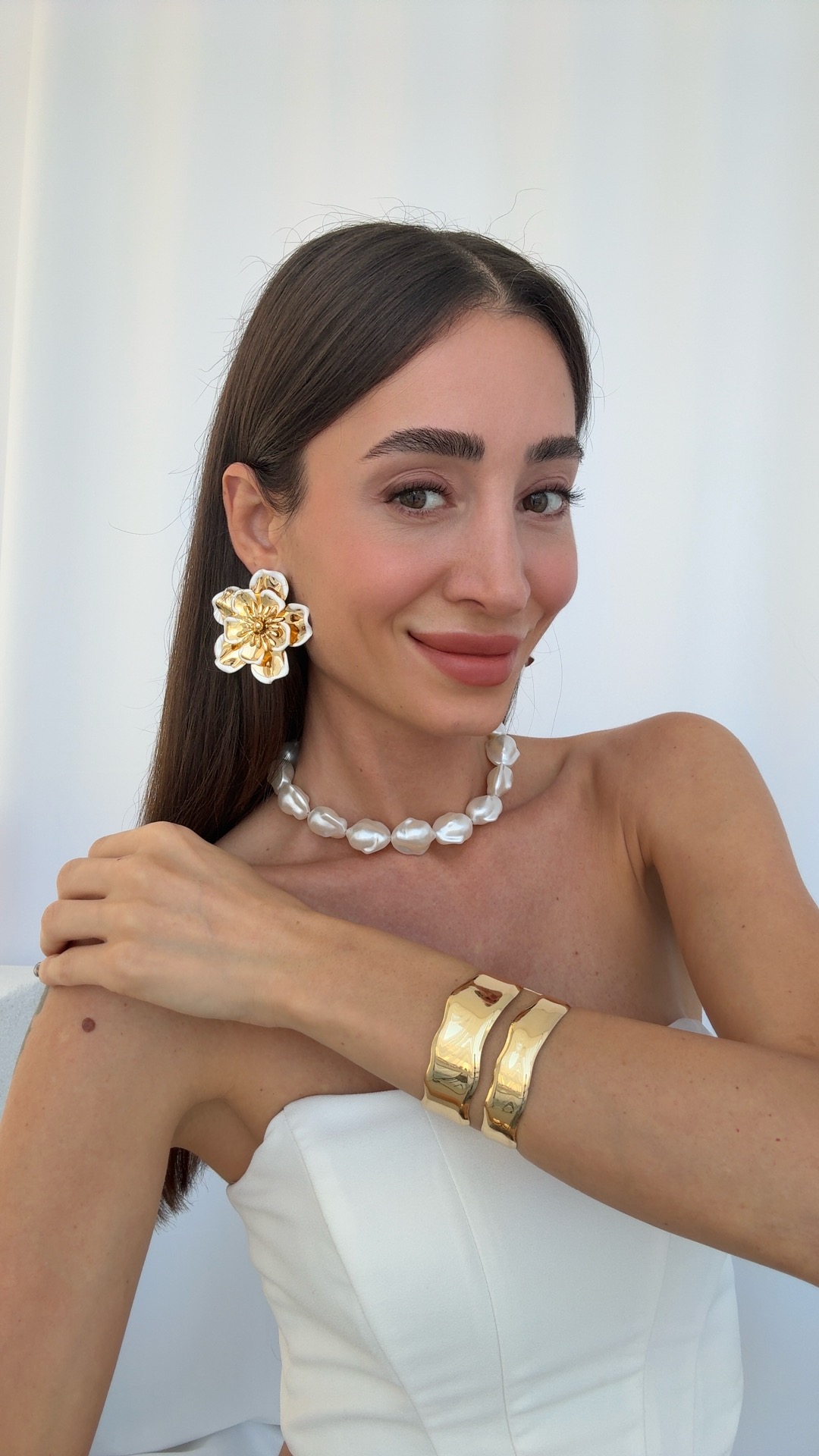 BEYAZ MİNELİ ÇİÇEK KÜPE, BAROK İNCİLİ CHOKER KOLYE VE SOYUT BİLEKLİK KOMBİNİ