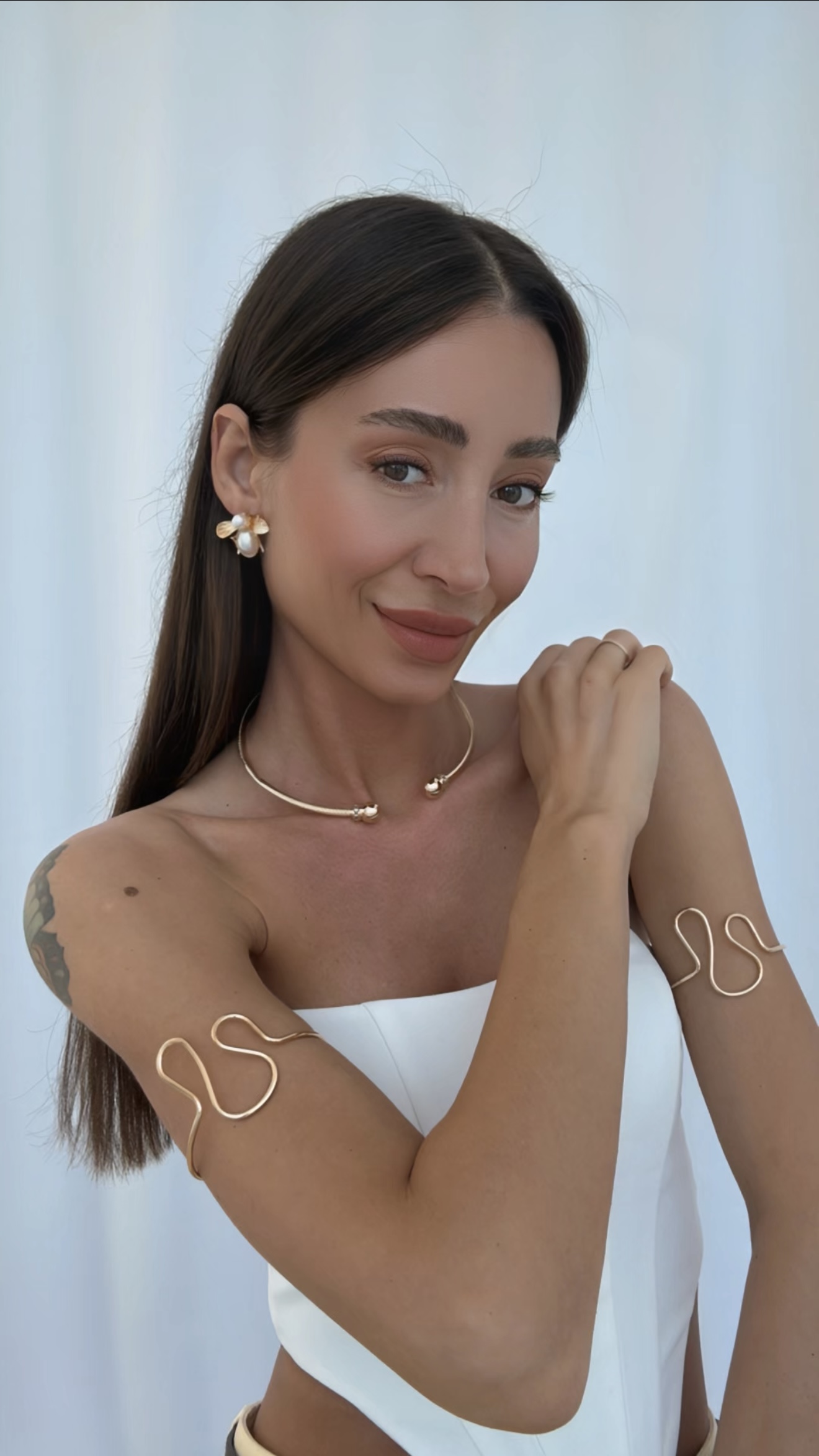 ARI YAPRAK GÜNEŞ KÜPELER, CHOKER KOLYE VE PAZU BİLEKLİK KOMBİNİ