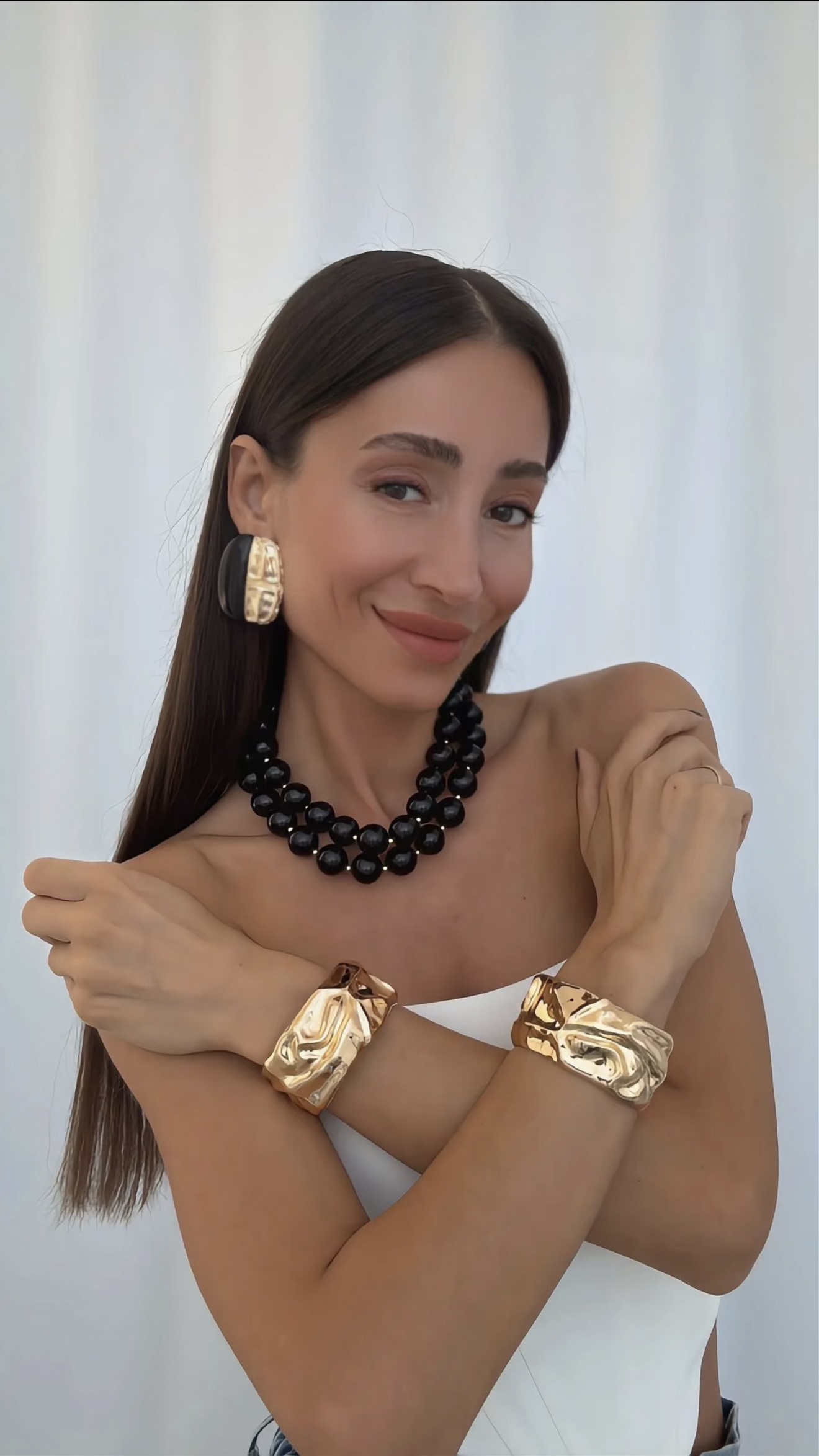SİYAH MARKA VE TÜL KÜPE VE TOP KOLYE KOMBİNİ