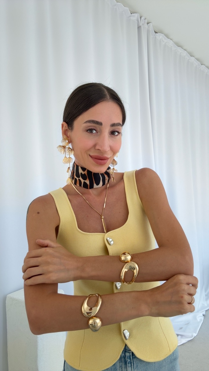 MAKSİ BOY ÇİÇEK KÜPE,UZUN YKOLYE,FULAR VE KELEPÇE BİLEKLİK KOMBİNİ