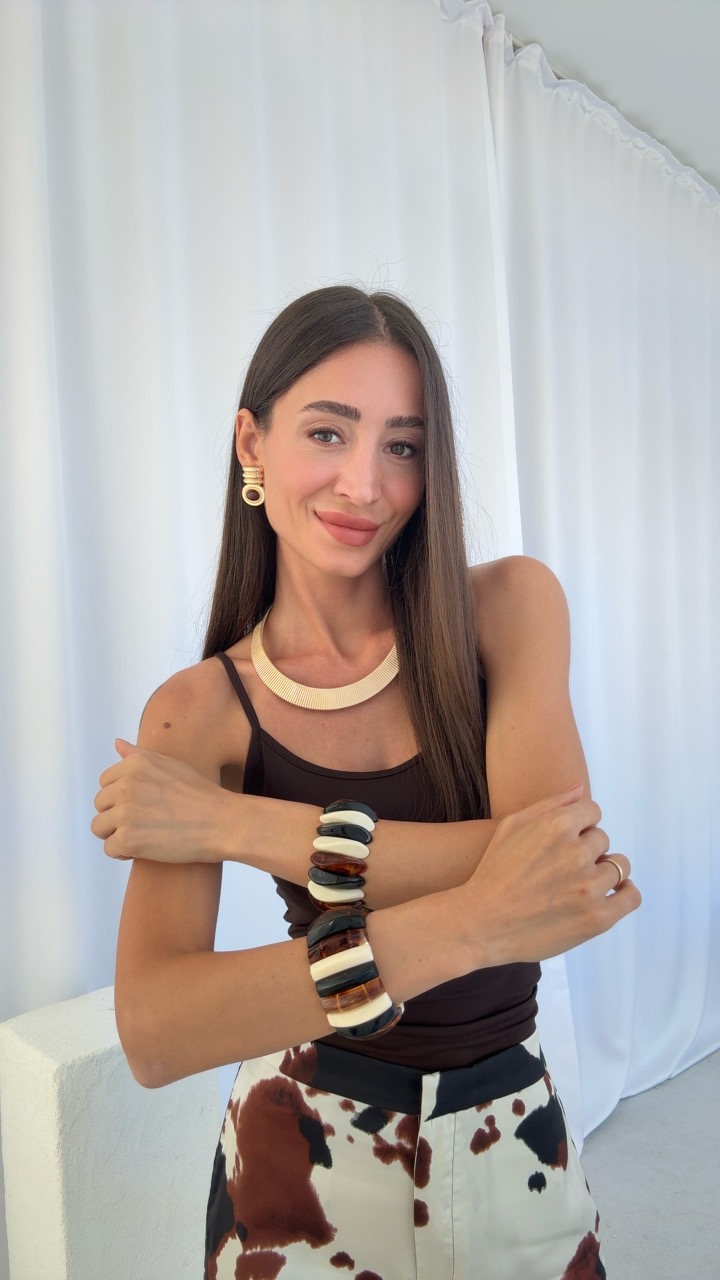 KAHVERENGİ KÜPELER, KEMİK BİLEKLİKLER VE TIRTIK CHOKER KOLYE KOMBİNİ