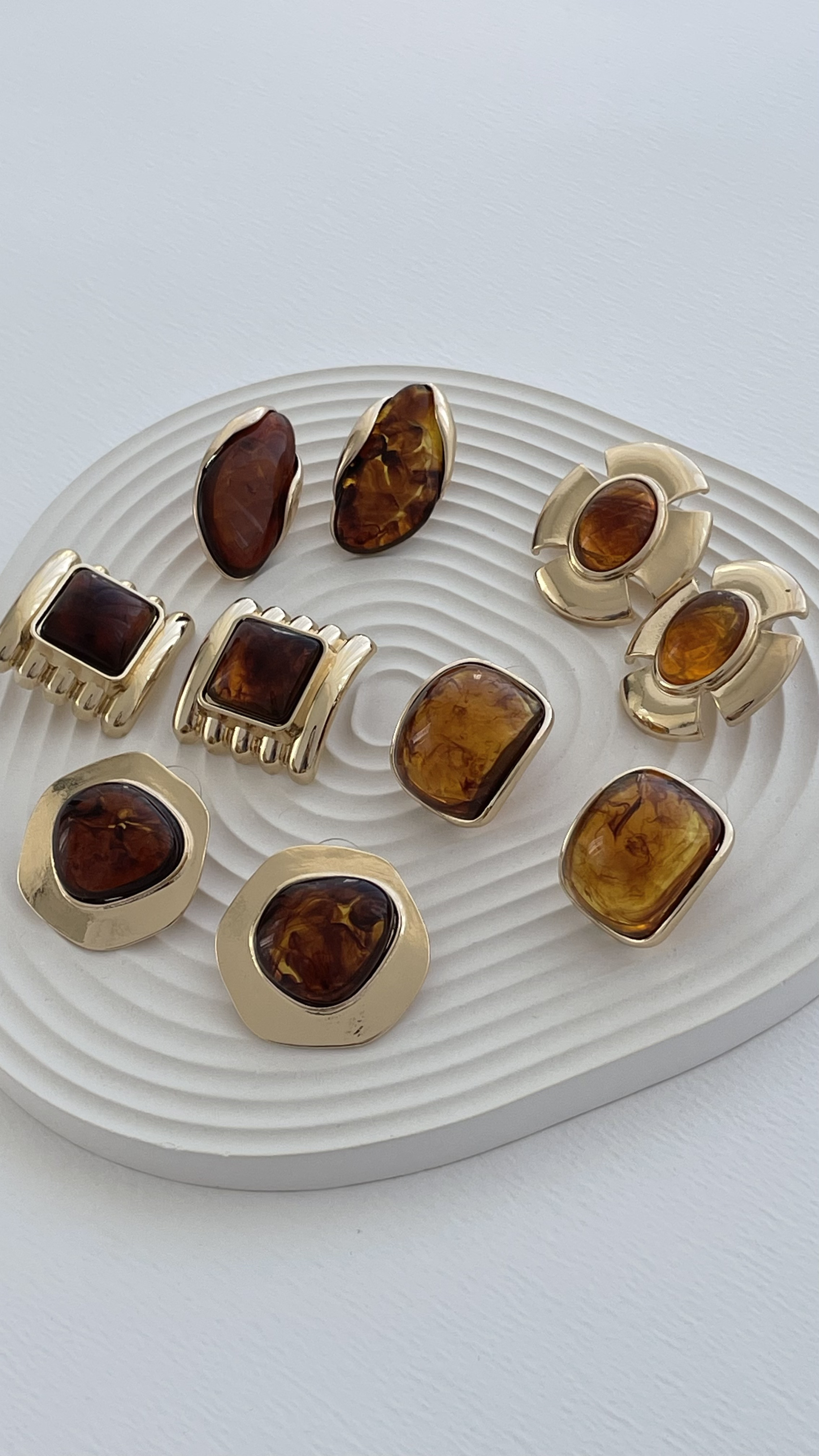 KAHVE KEMİK KÜPELER VE TIRTIK GOLD CHOKER KOLYE KOMBİNLERİ